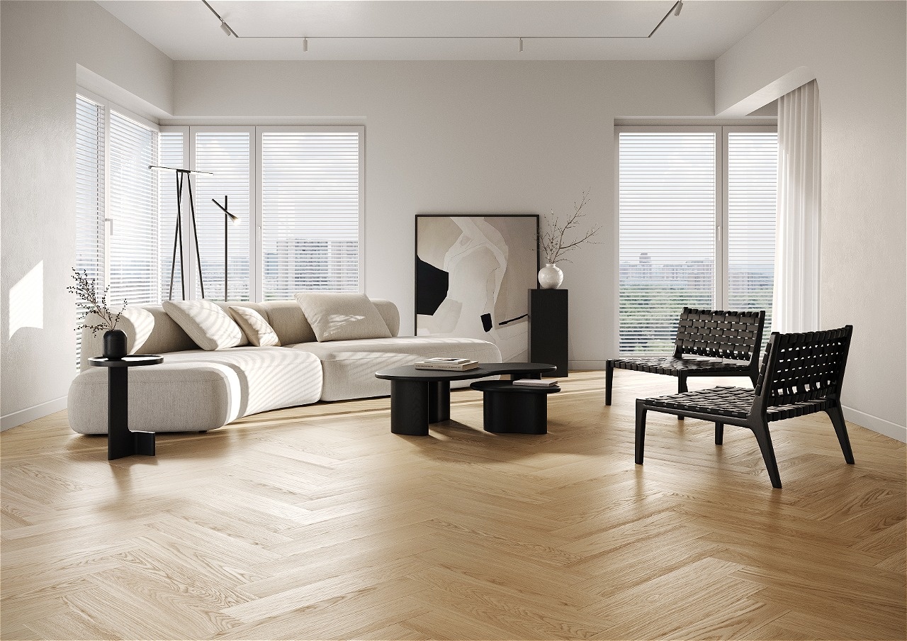 Светлый кварцевый паркет «ёлочкой» в просторной гостиной с панорамными окнами